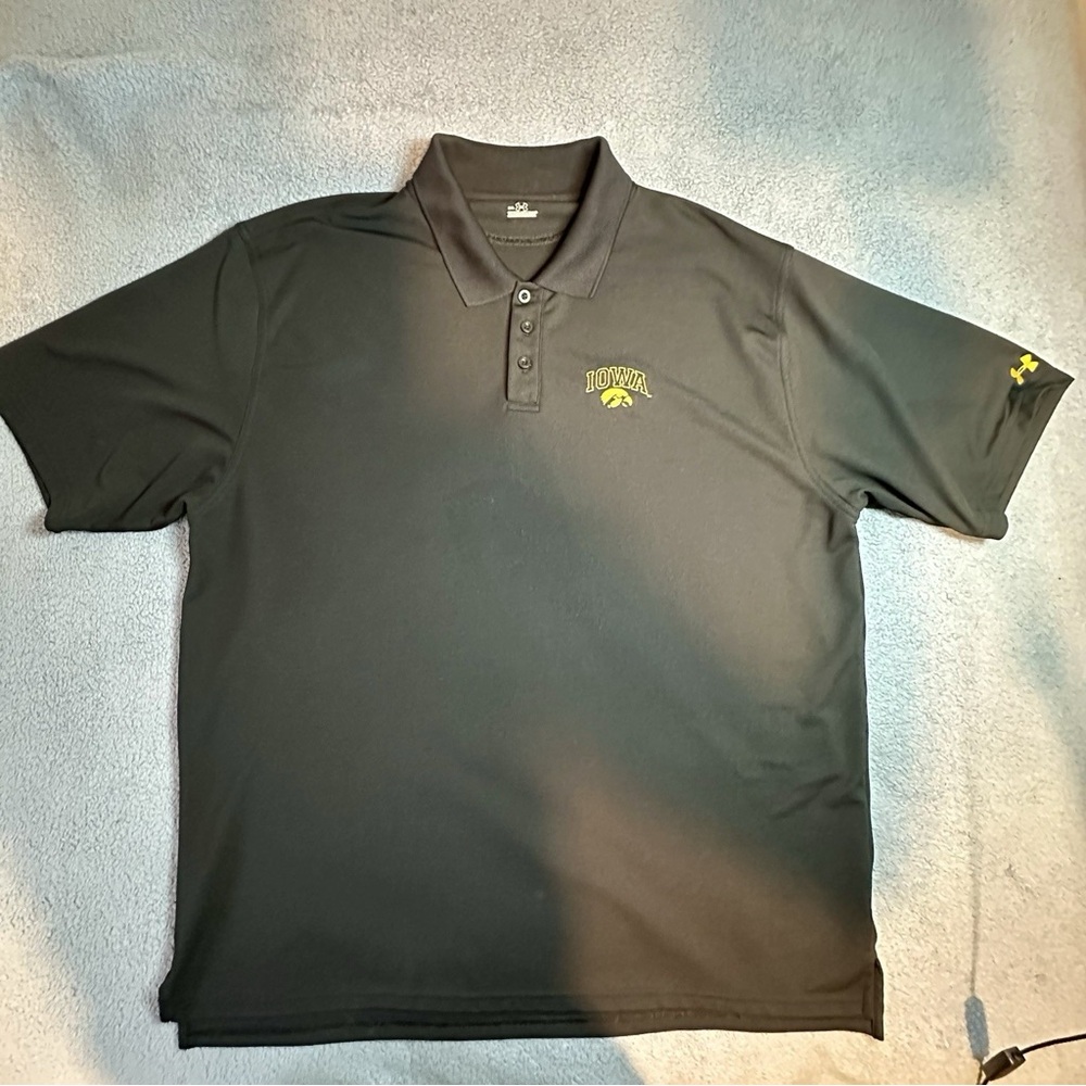 Iowa Hawkeyes Polo Shirt Men’s 2XL Black Under Armour Loose Fit Heat Gear NCAA